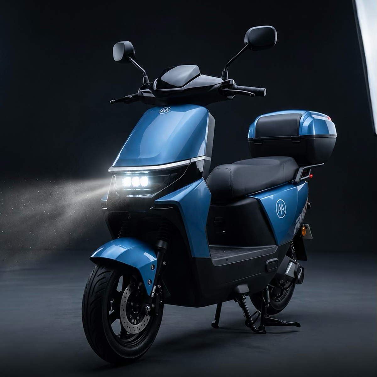 Aima Liberty azul em estúdio, com baú traseiro, farol de LED aceso e assento longo