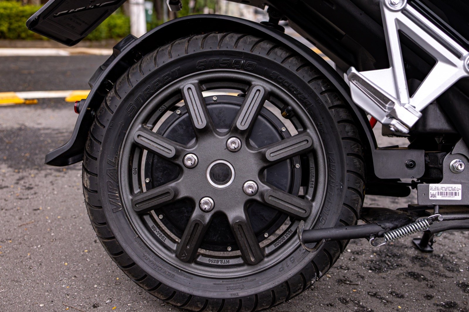 Detalhe do conjunto de motor e roda traseira Vammo